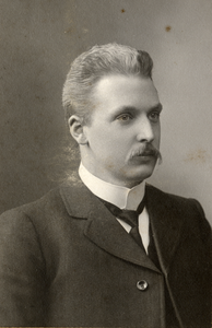 221316 Portret van dr. M.J. van Uven, geboren 1878, leraar wiskunde aan het Stedelijk Gymnasium te Utrecht (1904-1913), ...